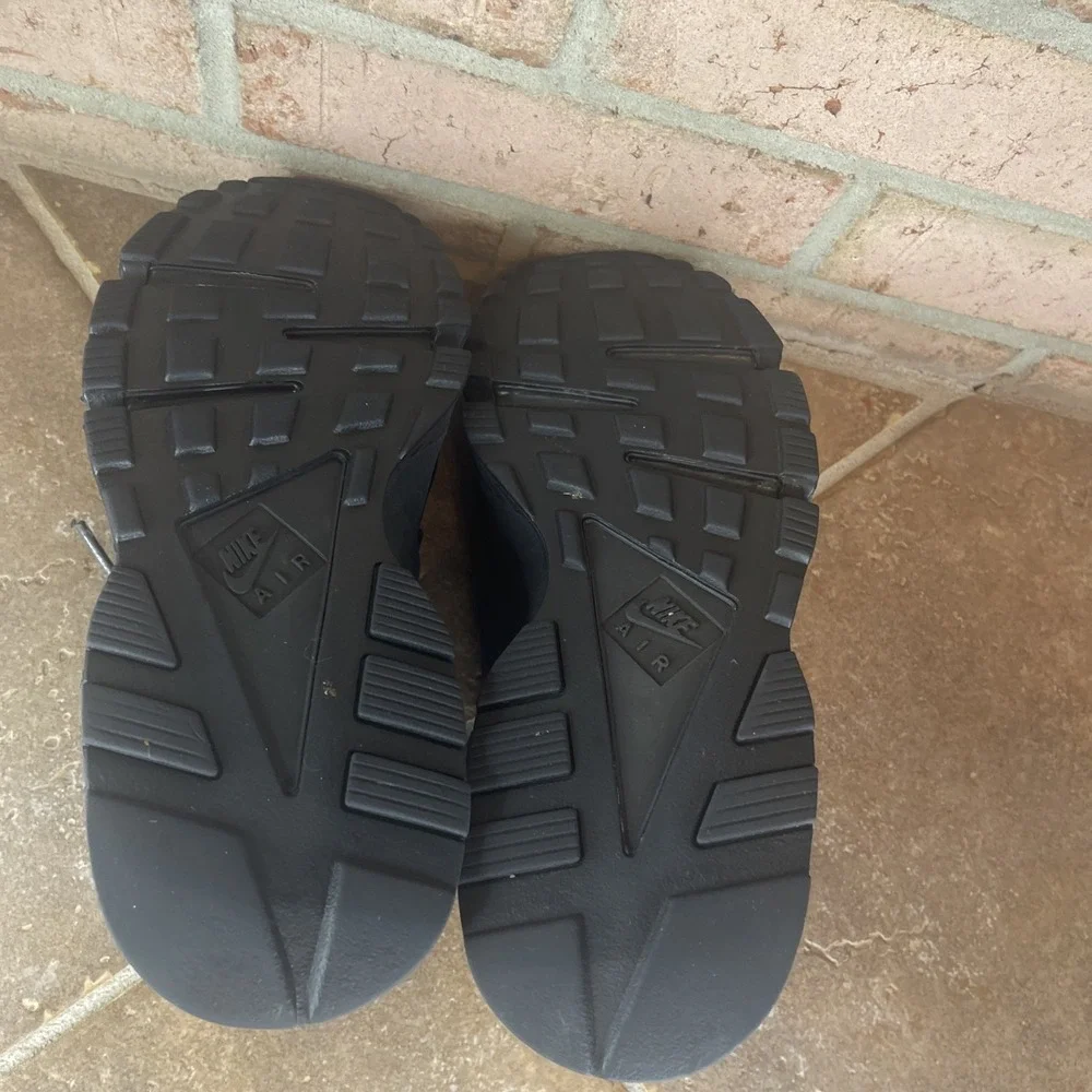 Black Nike Women's Athletic Sneakers - Classic All-Black Design - Picture 8 of 9